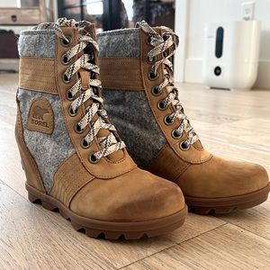 WOMEN'S JOAN OF ARCTIC™ WEDGE LEXIE BOOTIE size 6.5